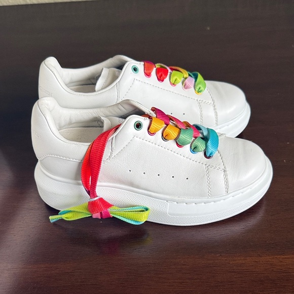 Alexander McQueen White Kids Sneakers with Rainbow Laces EU size 30 US size 12c